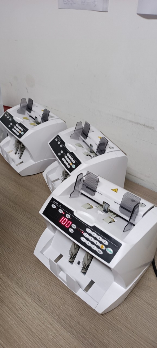 Máy đếm tiền Glory GFD-800D thiết kế sang trọng,kiểm giả vượt trội.